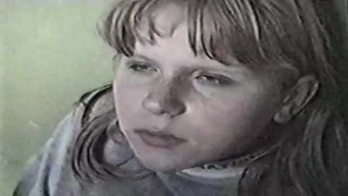 Мужик трахает 18-ти летнюю шлюху с широко раздвинутыми ногами